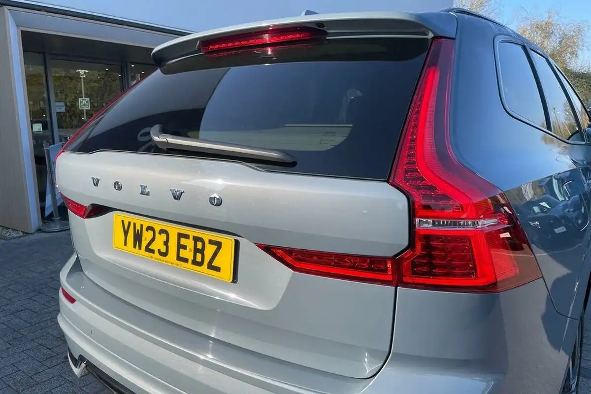 2023-volvo-xc60-20-t8-ultimate-dark-big-14