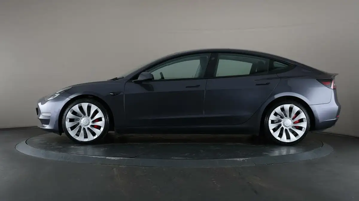 2022-tesla-model-3-e-performance-big-30
