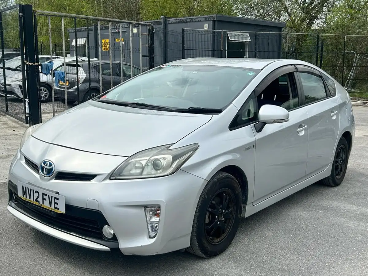 2012-toyota-prius-big-23
