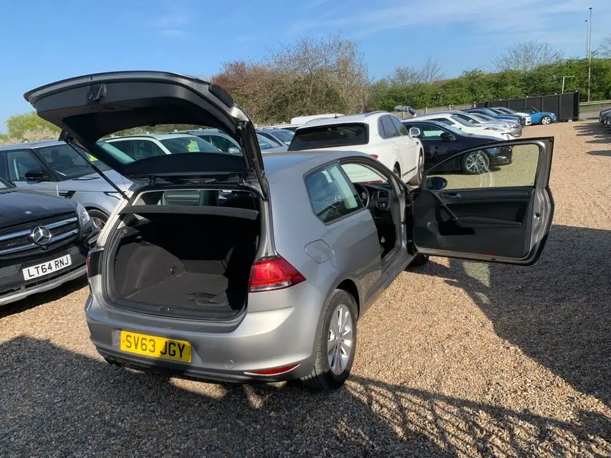 2013-volkswagen-golf-20tdi-se-ss-hatchback-3d-big-36