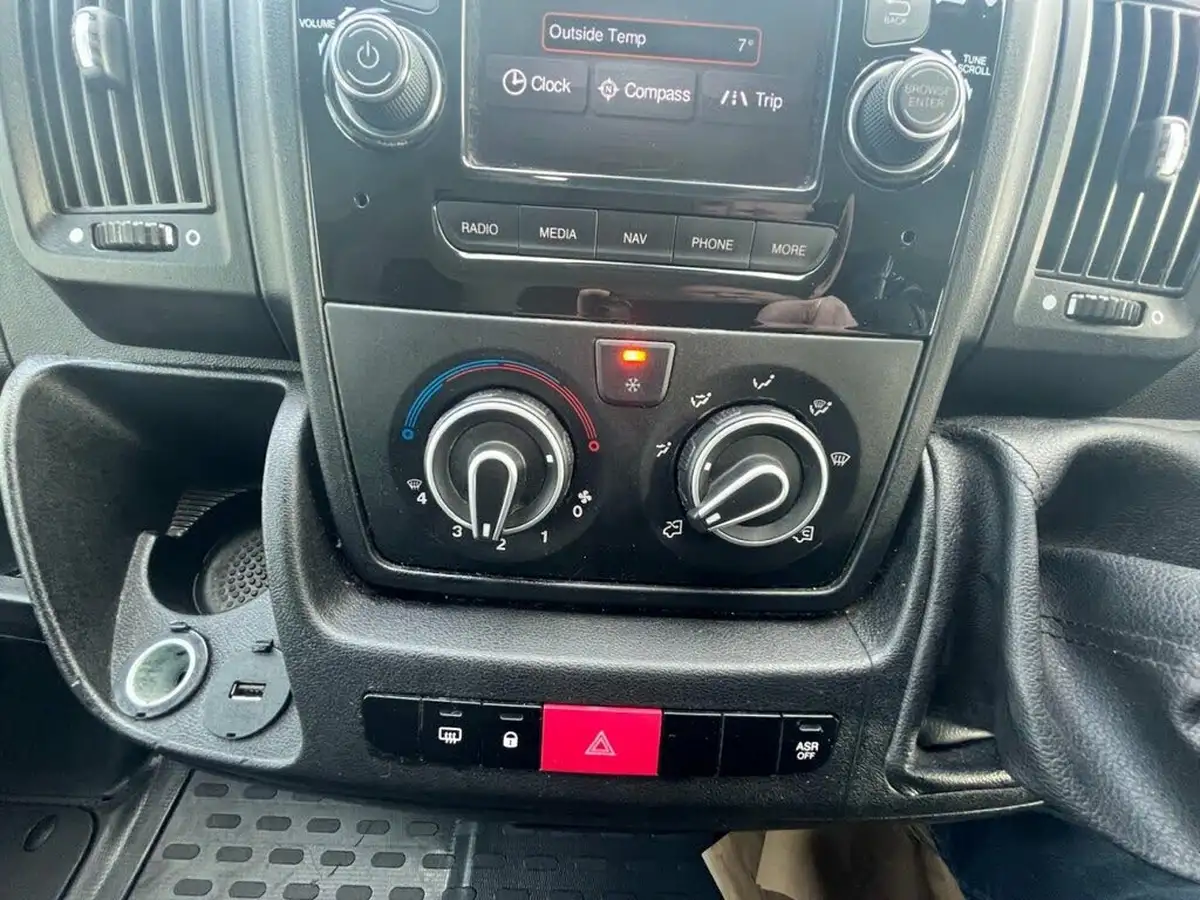 2022-peugeot-boxer-22-bluehdi-professional-435-l4-h2-big-33