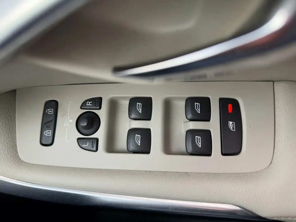 2014-volvo-v40-16td-d2-cross-country-lux-powershift-big-18
