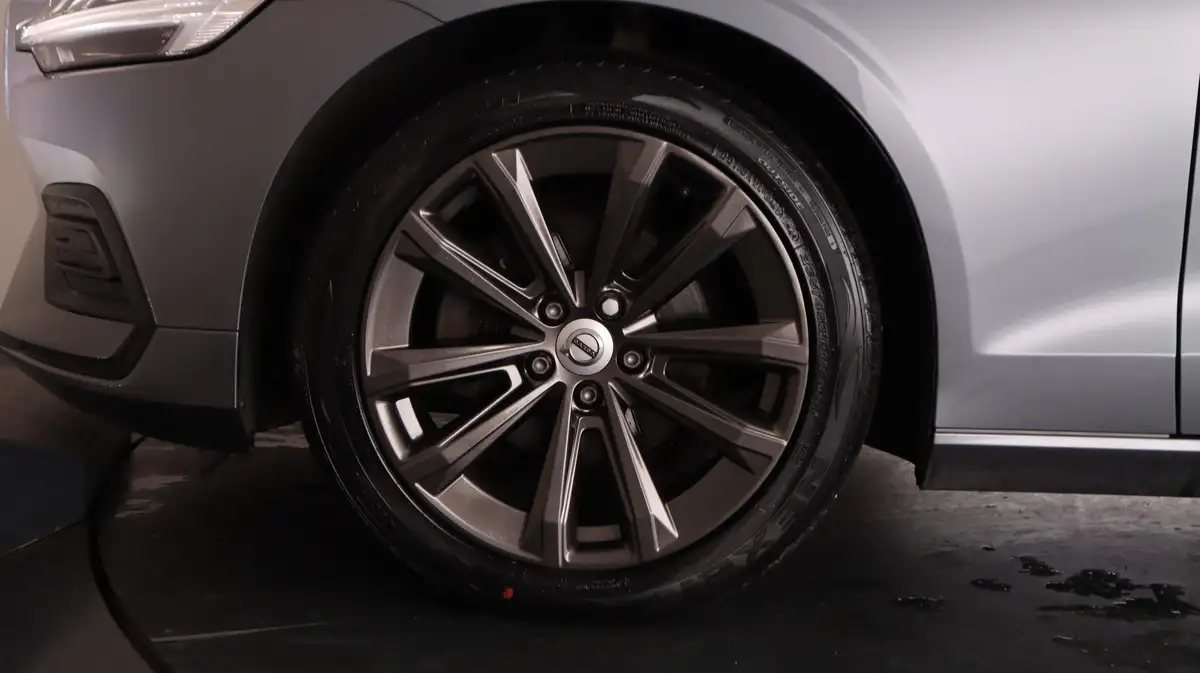 2021-volvo-v60-20-b3-momentum-160bhp-big-18