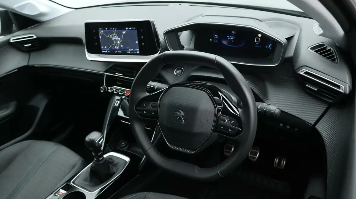 2023-peugeot-208-12-puretech-allure-premium-100ps-big-8