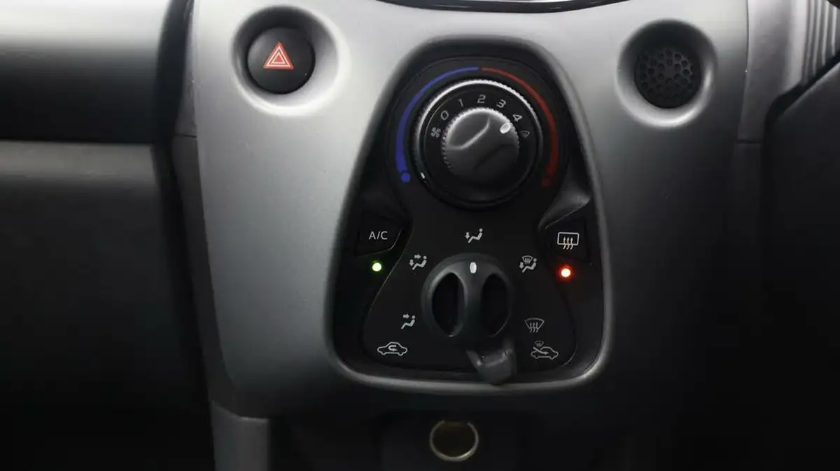 2018-toyota-aygo-10-vvt-i-x-play-71bhp-5d-big-12