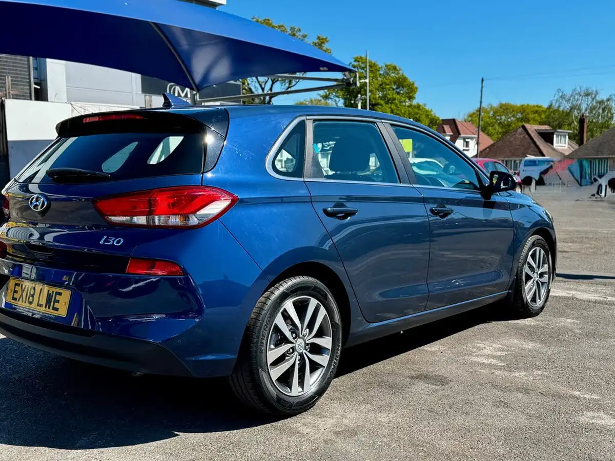 2018-hyundai-i30-10-t-gdi-se-blue-drive-isg-hatchback-big-5