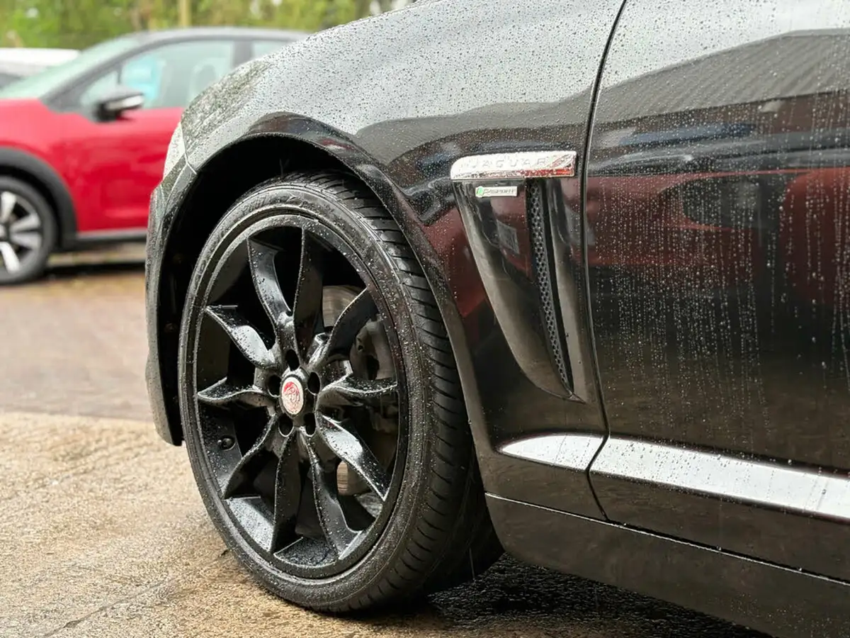 2015-jaguar-xf-22td-r-sport-black-saloon-4d-big-13
