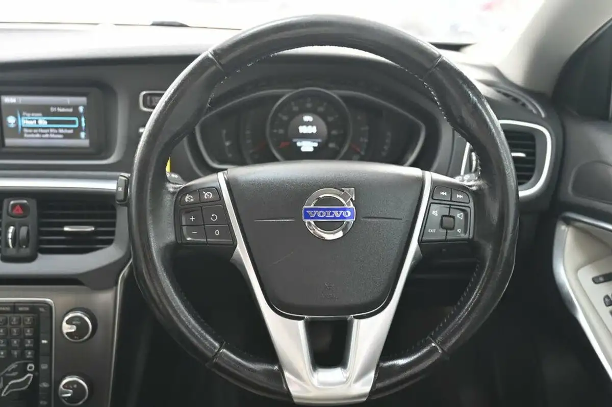 2016-volvo-v40-20td-d2-cross-country-lux-geartronic-big-12