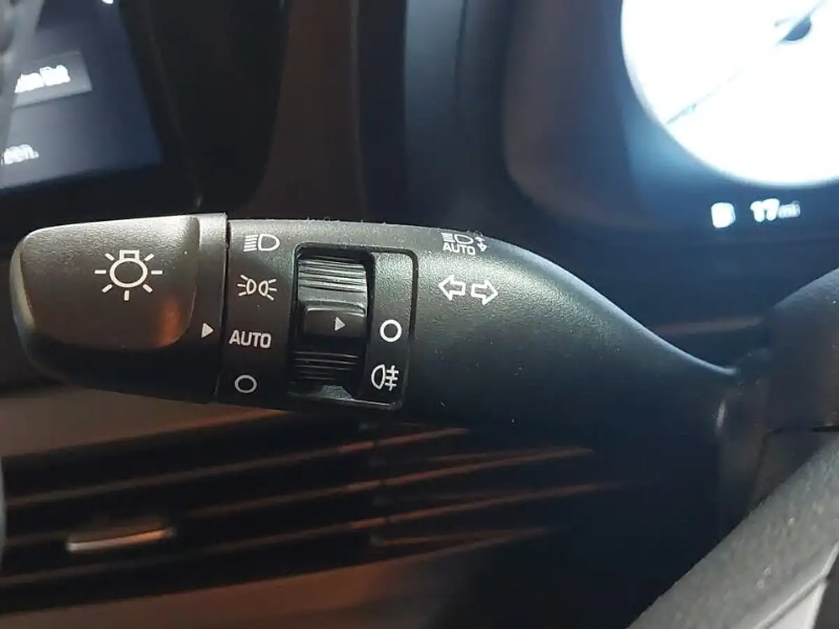 2024-hyundai-bayon-10-t-gdi-premium-100ps-two-tone-roof-big-15