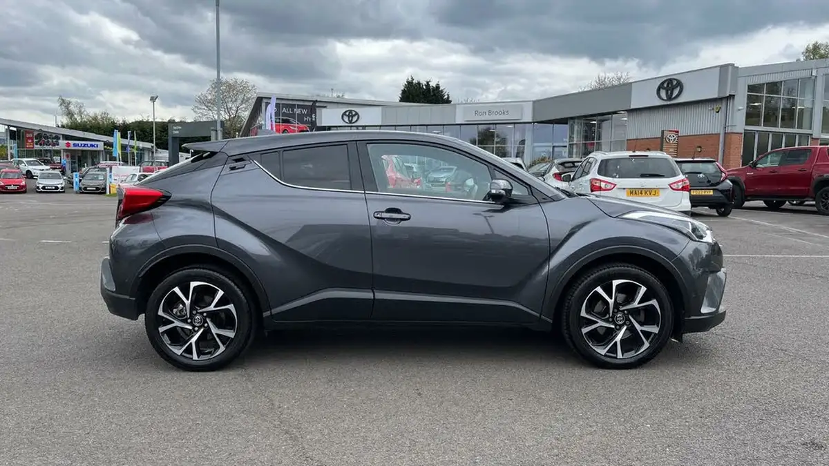 2019-toyota-c-hr-12-design-big-15