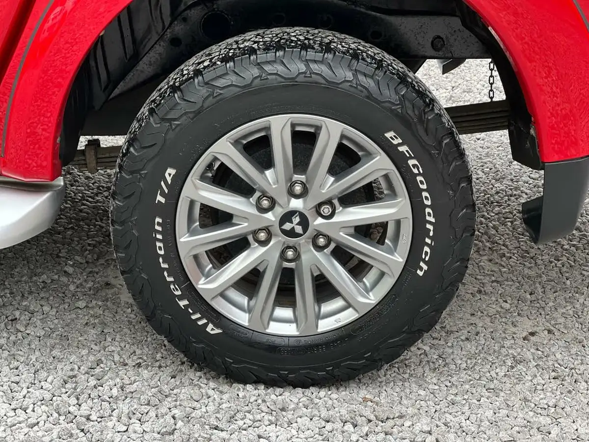 2018-mitsubishi-l200-24di-d-barbarian-sda-auto-big-10