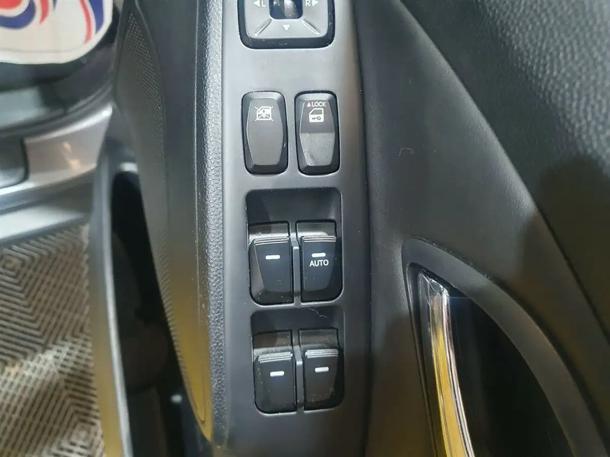 2012-hyundai-ix35-20td-premium-4wd-big-37