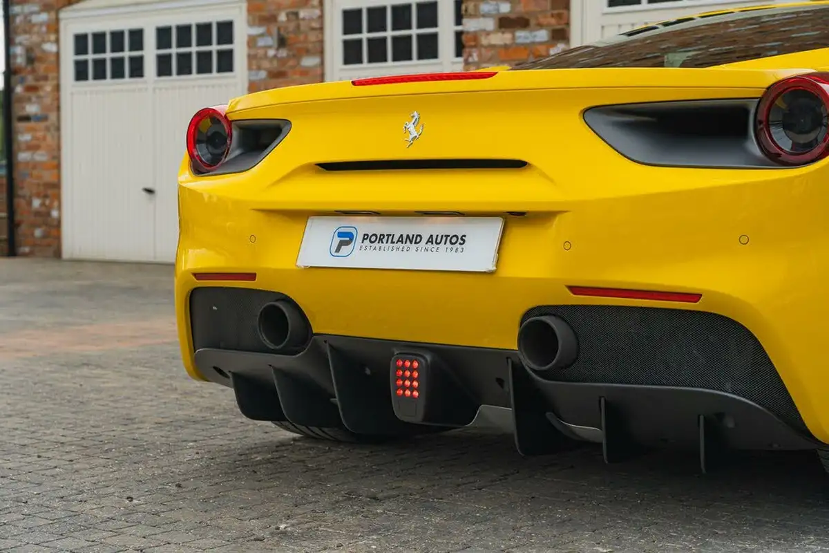 2018-ferrari-488-39-488-gtb-big-16