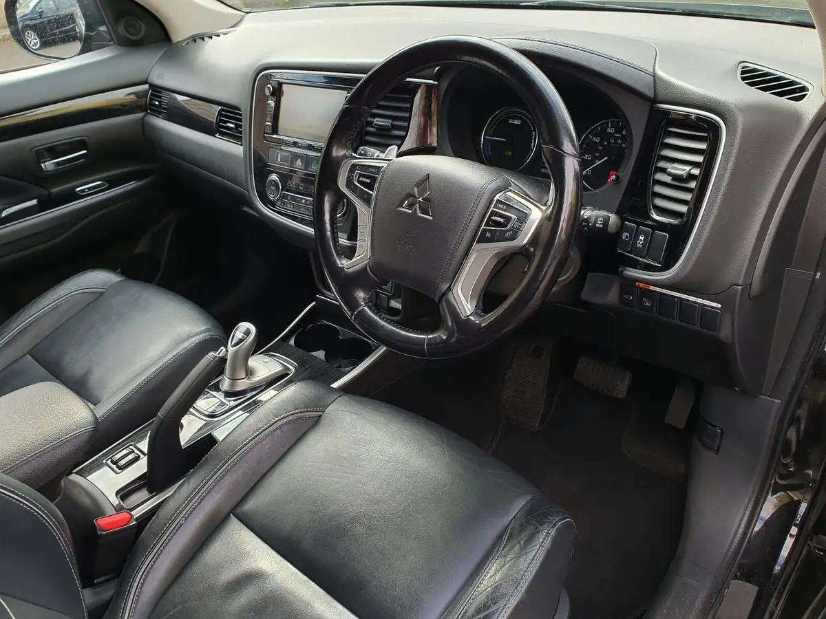 2015-mitsubishi-outlander-20-gx4h-phev-big-9