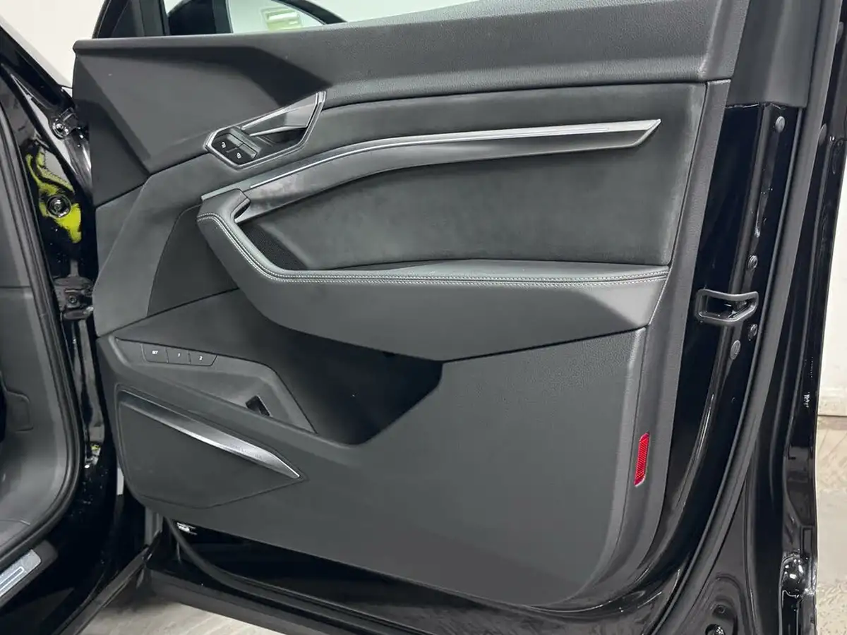 2022-audi-e-tron-50e-black-edition-station-wagon-big-18