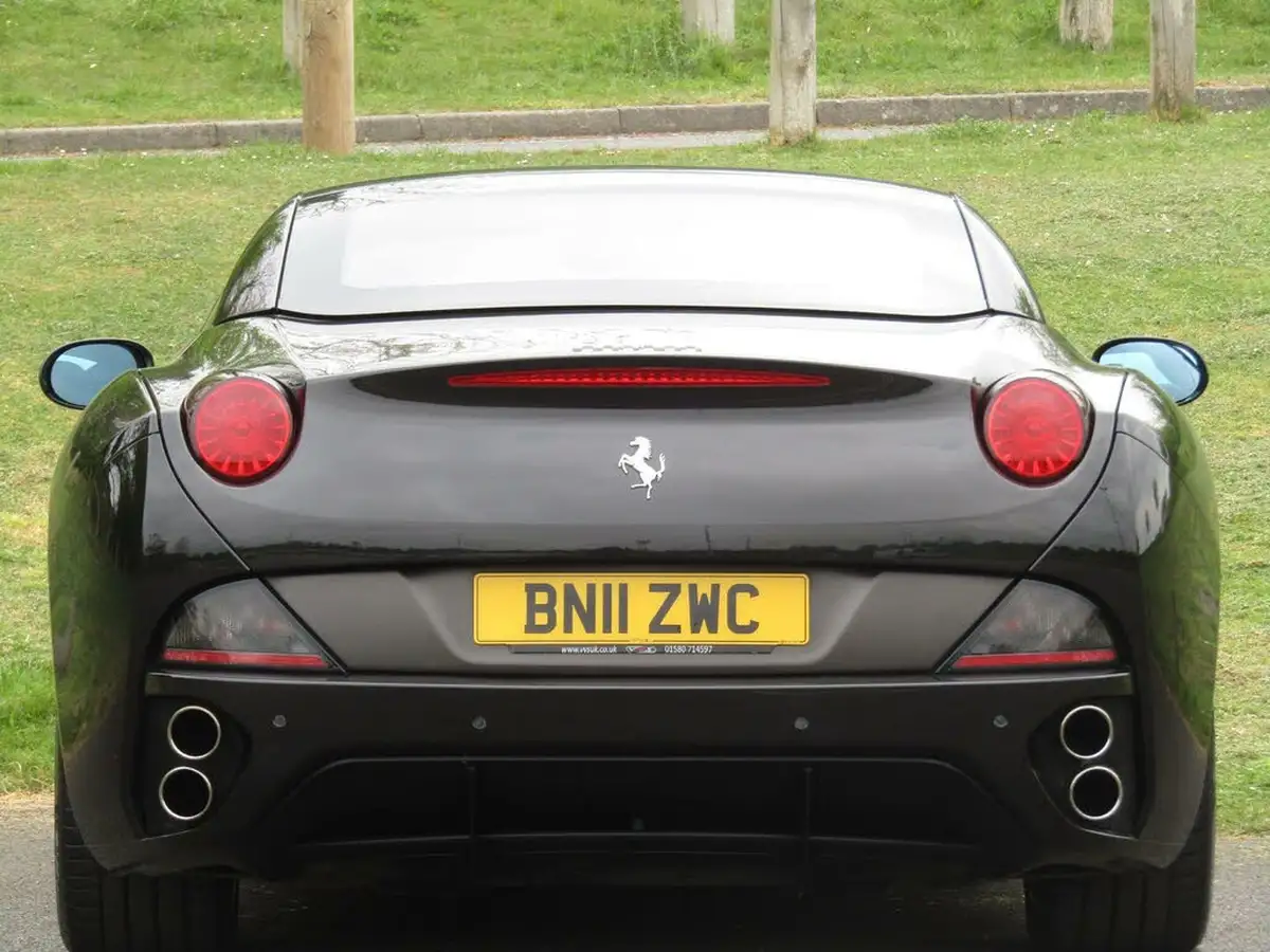 2010-ferrari-california-43-big-26