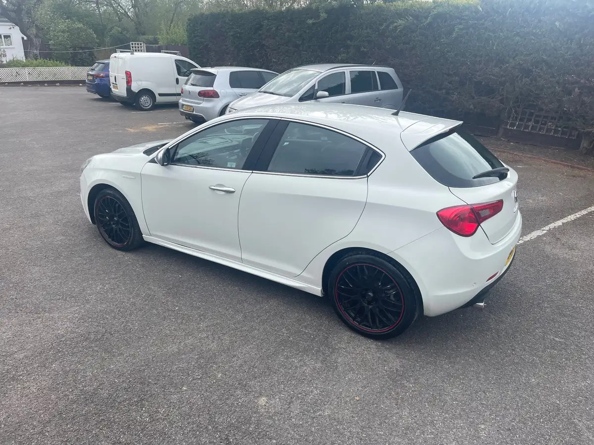 2012-alfa-romeo-giulietta-20td-veloce-170bhp-tct-big-14