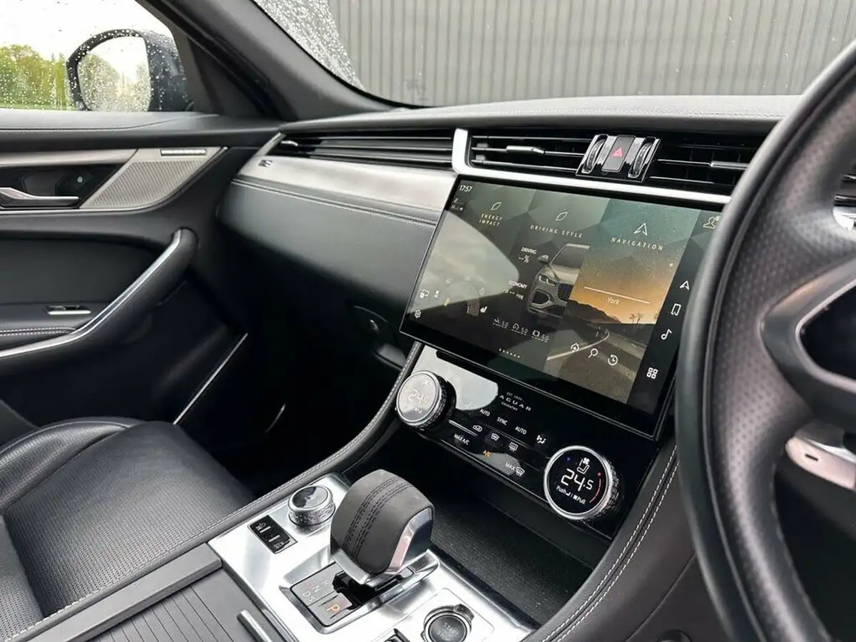 2022-jaguar-f-pace-20-d200-r-dynamic-se-big-11