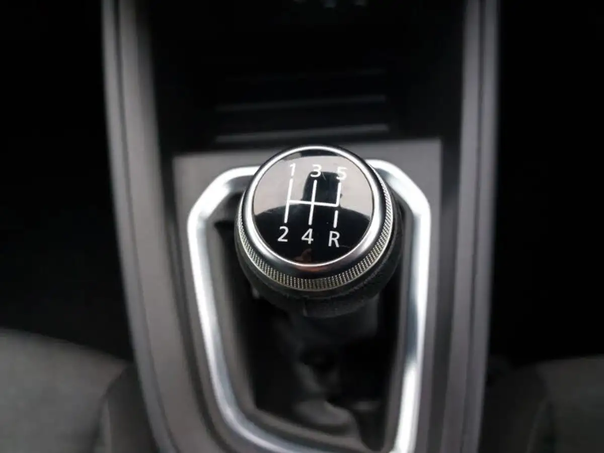 2020-renault-clio-10-sce-iconic-75bhp-big-17