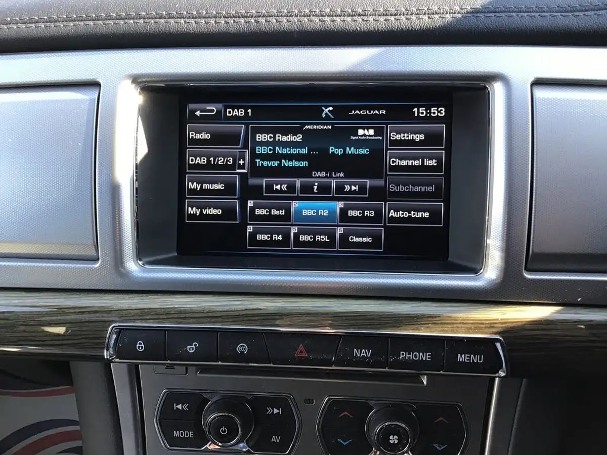 2014-jaguar-xf-22td-premium-luxury-200ps-sportbrake-5d-big-22