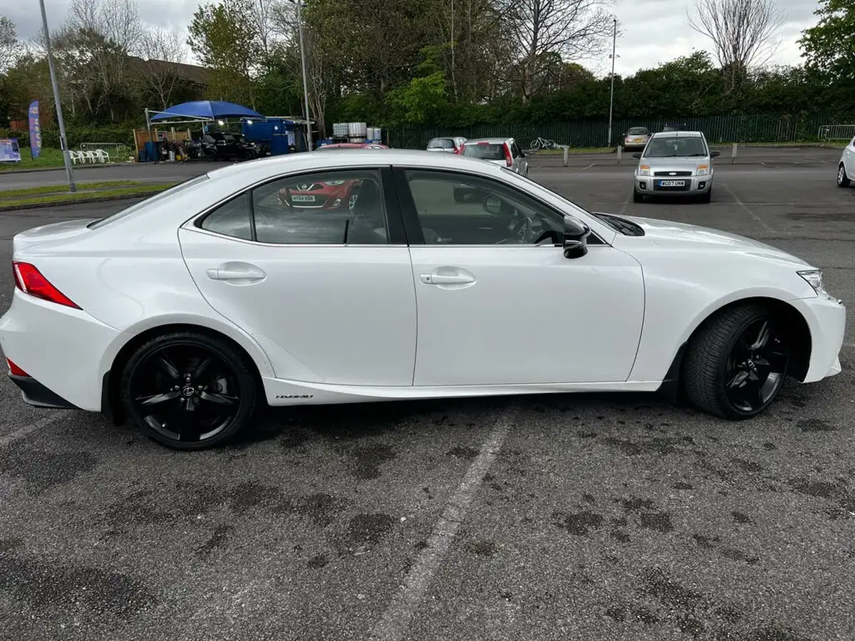 2016-lexus-is-300h-25-sport-big-7