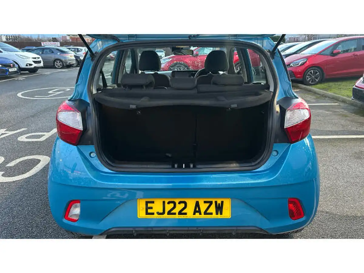 2022-hyundai-i10-12-se-connect-big-3