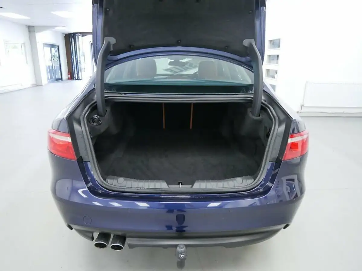 2016-jaguar-xf-20td-portfolio-180ps-auto-big-24