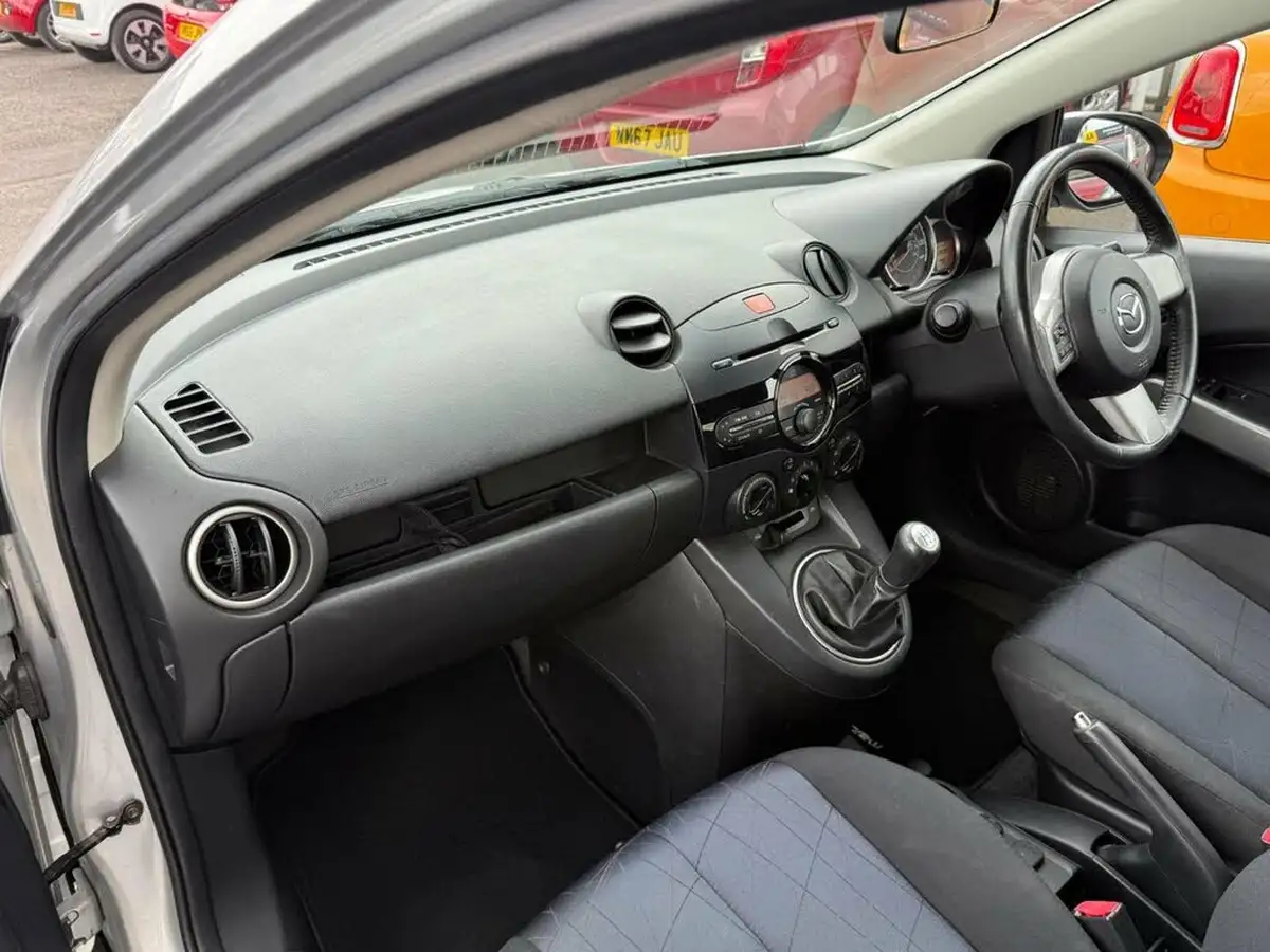 2011-mazda-mazda2-13-tamura-5d-big-17