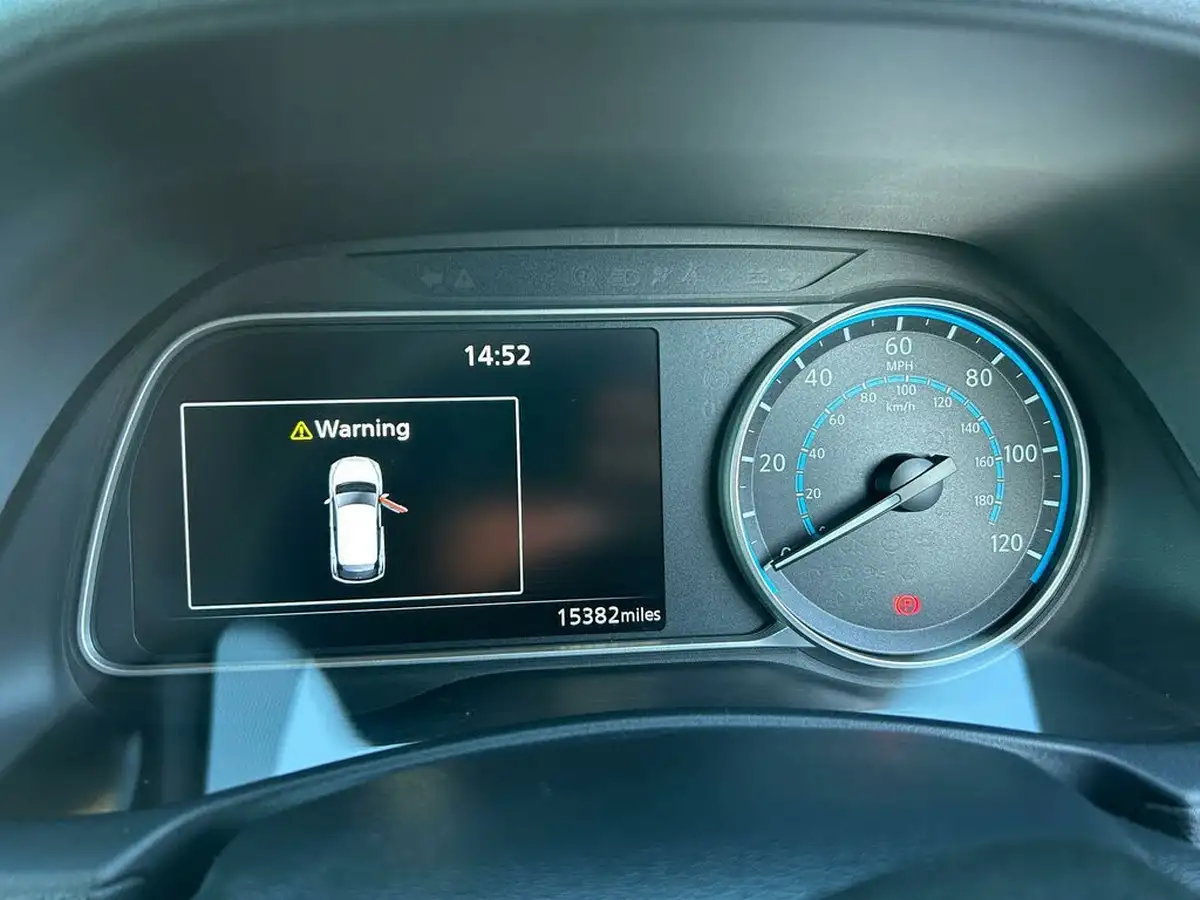 2023-nissan-leaf-e-tekna-39kwh-big-17