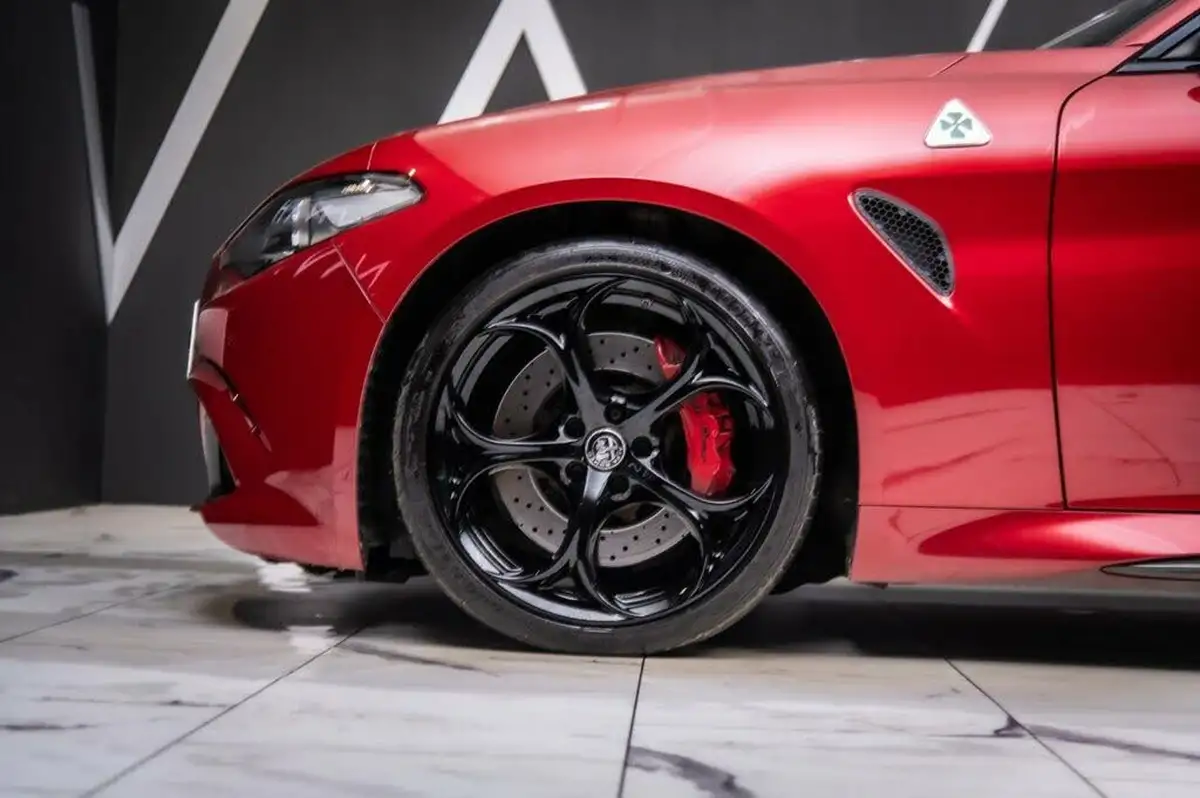 2017-alfa-romeo-giulia-29-biturbo-quadrifoglio-big-27