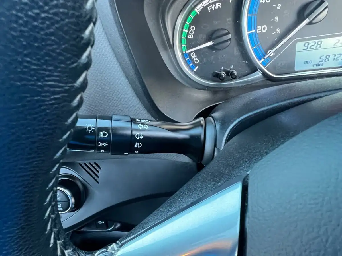 2015-toyota-yaris-15-vvt-i-icon-hybrid-big-24