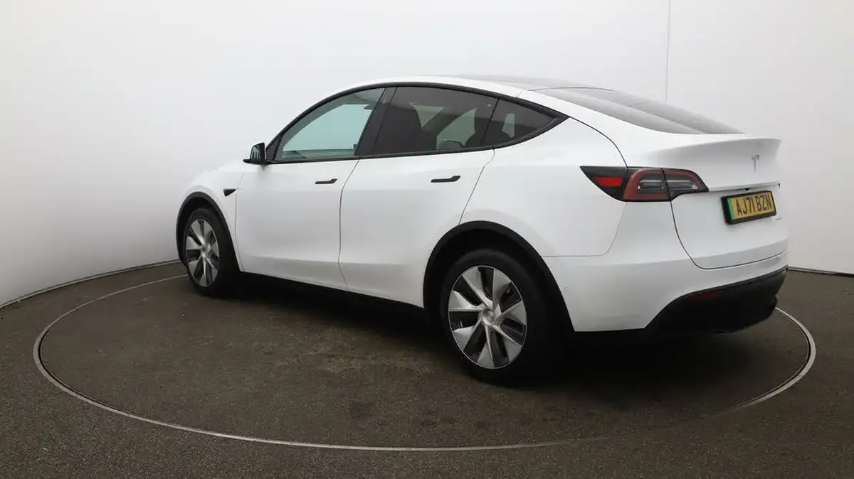 2022-tesla-model-y-e-long-range-big-5