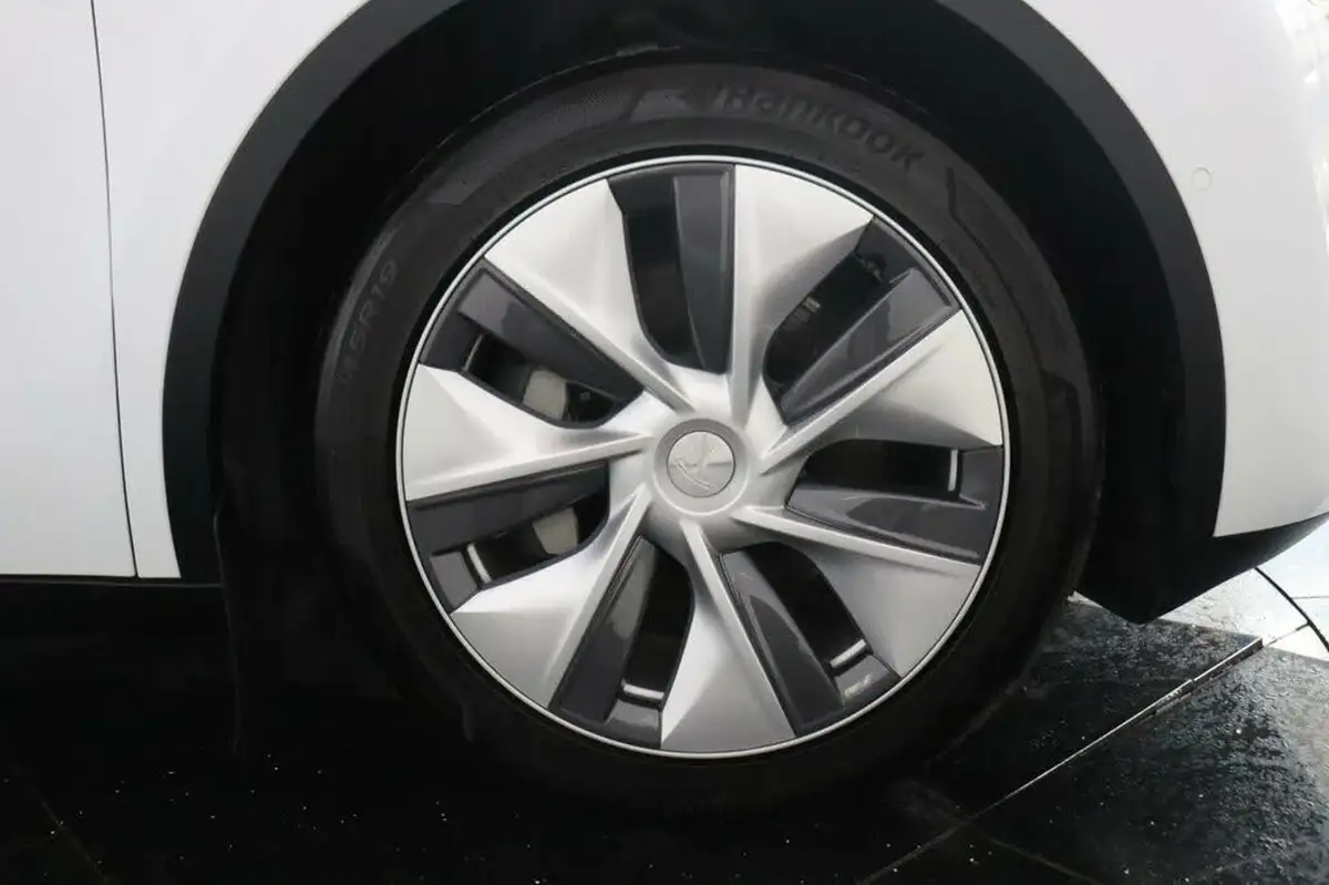 2022-tesla-model-y-e-long-range-big-33