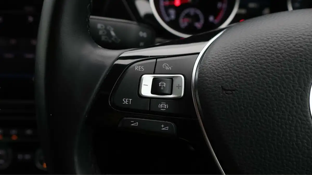 2021-volkswagen-touran-15-tsi-sel-dsg-big-24