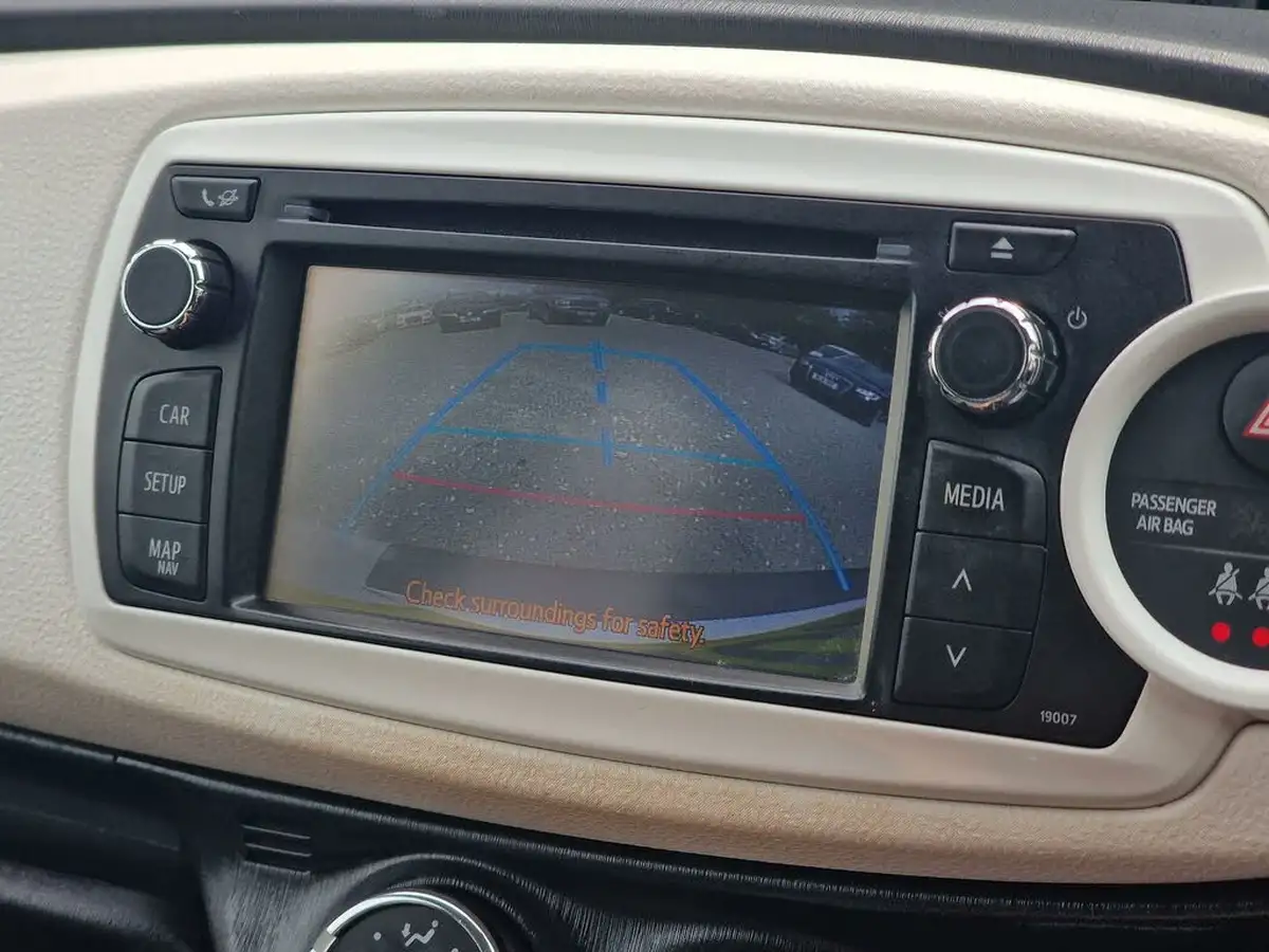 2013-toyota-yaris-133-trend-vvt-i-5d-big-17