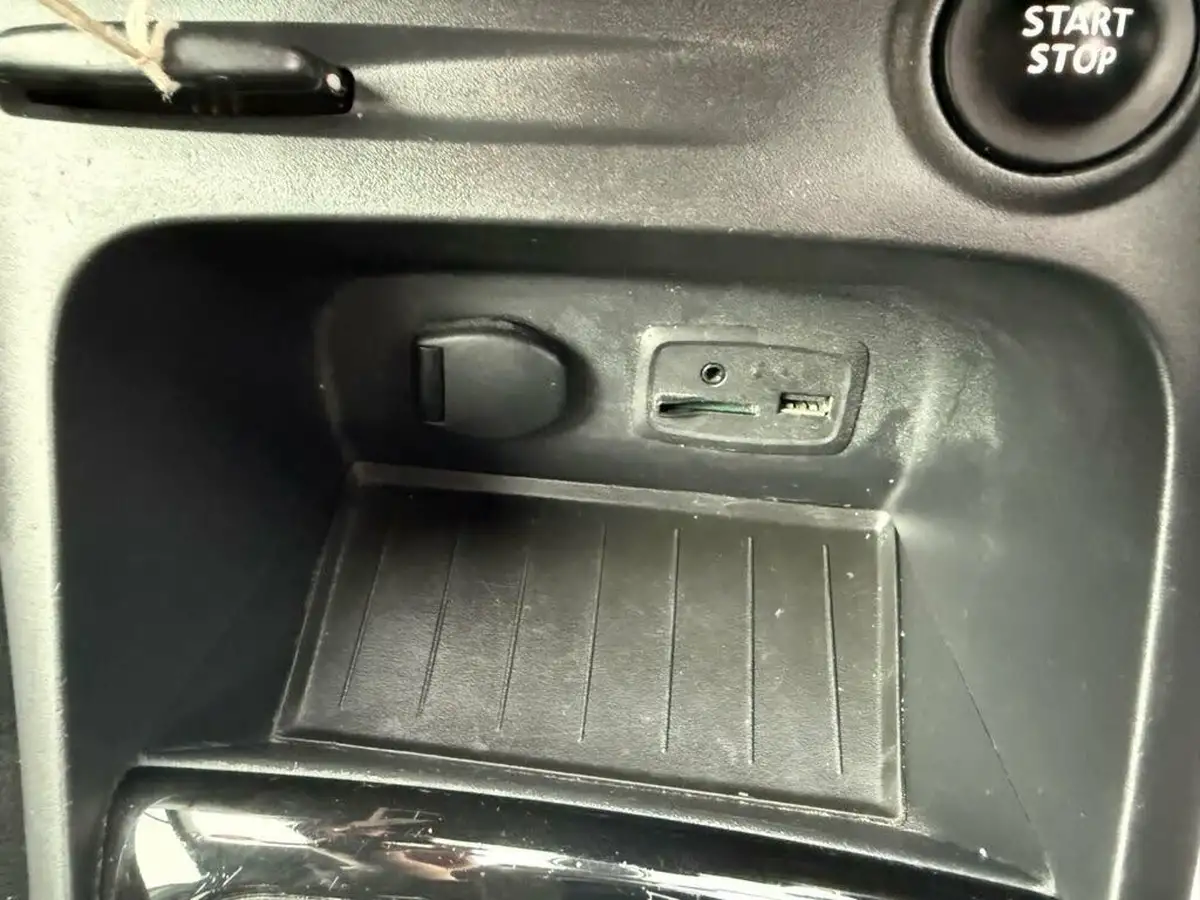 2016-renault-captur-09-signature-nav-big-37