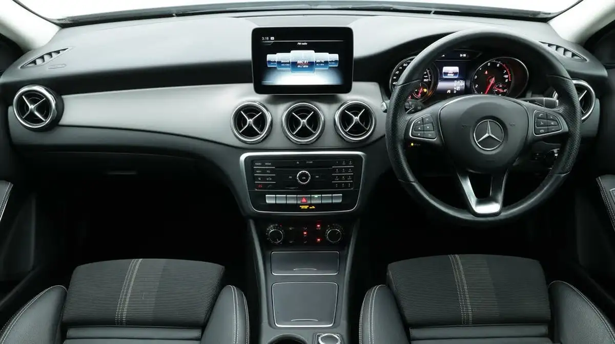 2020-mercedes-benz-gla-class-16-gla-180-urban-edition-ss-7g-dct-big-13