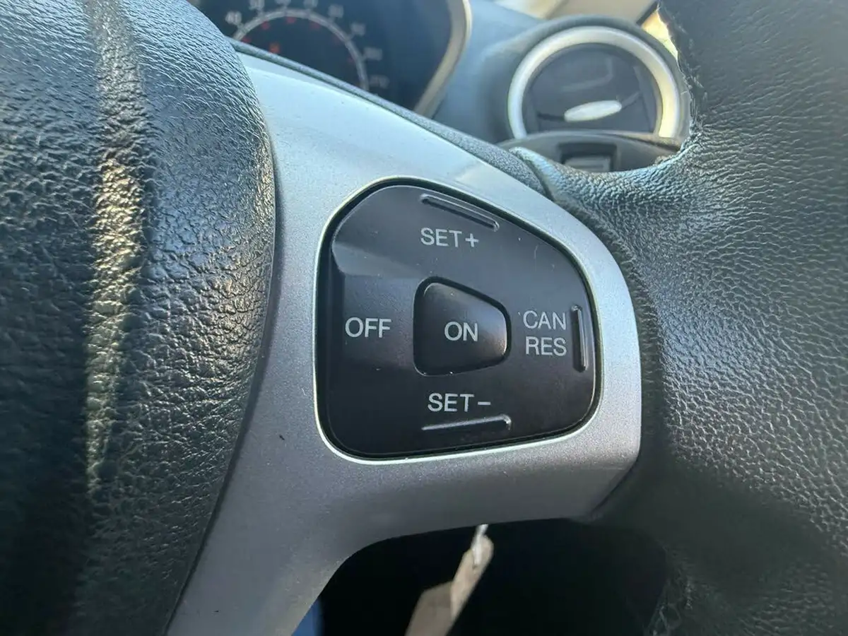 2012-ford-fiesta-14-titanium-5d-big-42