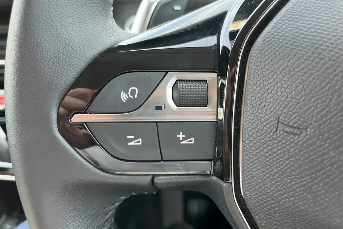 2023-peugeot-208-12-puretech-allure-premium-100ps-eat8-big-22