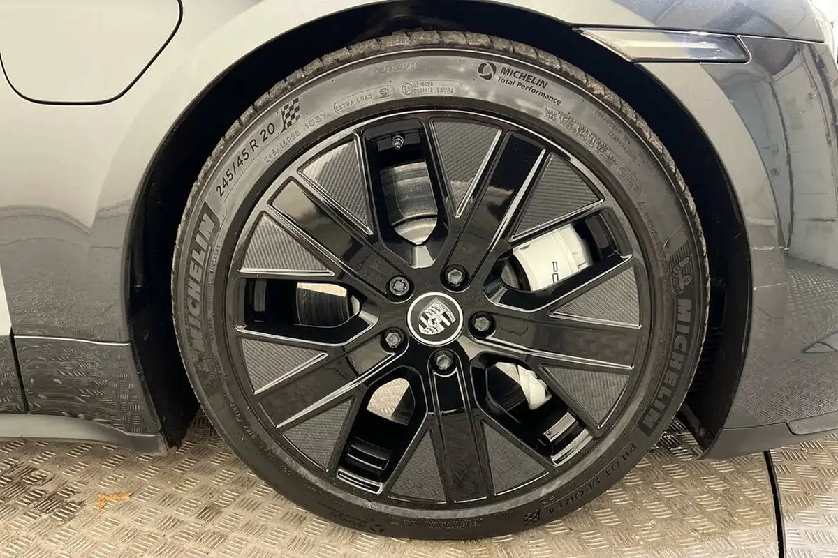 2021-porsche-taycan-e-turbo-big-4