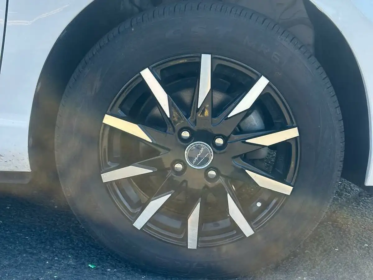 2014-toyota-yaris-big-15