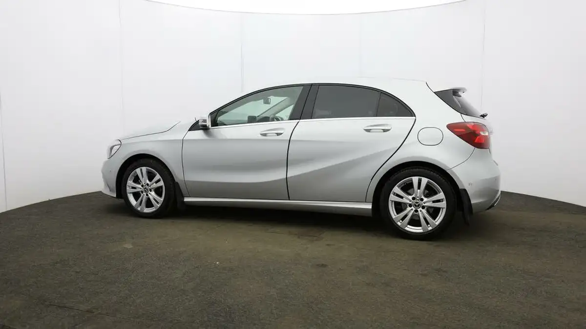 2017-mercedes-benz-a-class-15d-a180d-sport-premiumss-7g-dct-big-57
