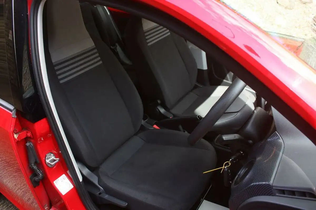 2017-volkswagen-up-10-move-up-5d-big-8