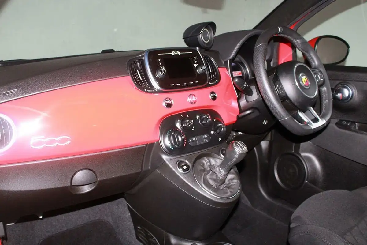 2021-abarth-595-14-tjet-big-1
