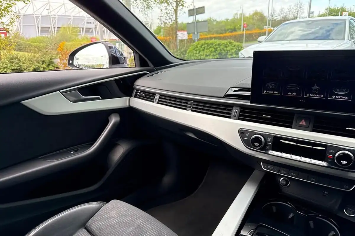 2022-audi-a4-avant-20-35-tfsi-s-line-tronic-big-18