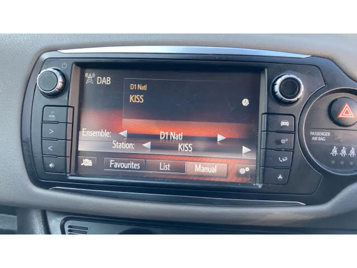 2016-toyota-yaris-133-icon-vvt-i-tss-5d-big-25