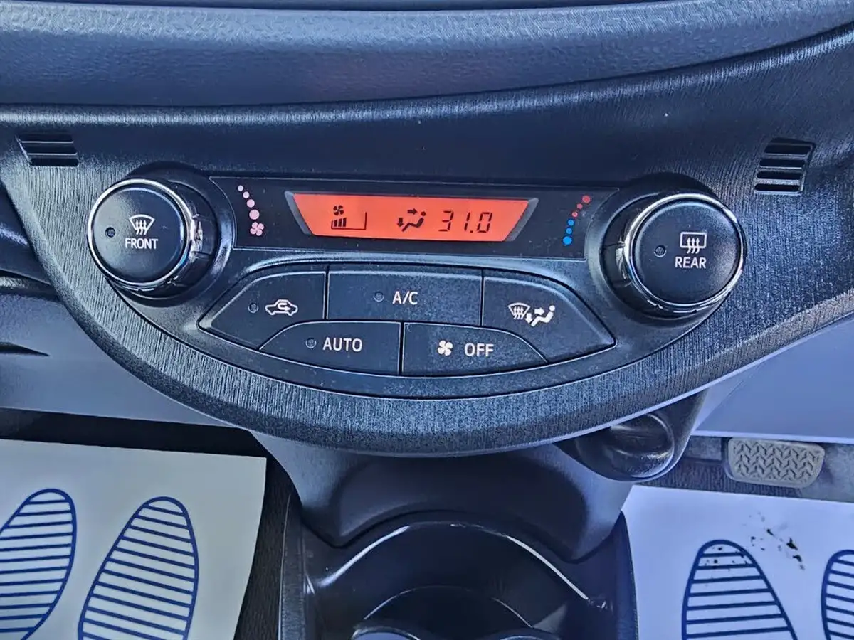 2013-toyota-yaris-big-30