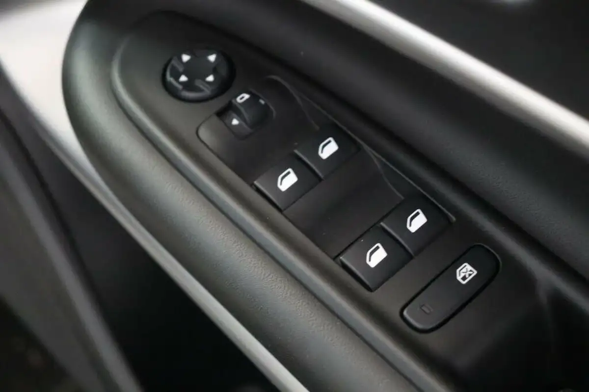 2024-jeep-avenger-12-gse-altitude-big-36