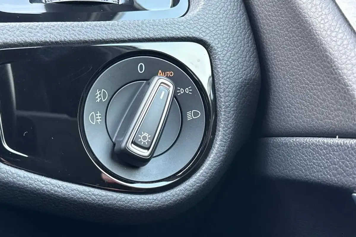 2019-volkswagen-golf-20tdi-gtd-blueline-hatchback-5d-dsg-big-24
