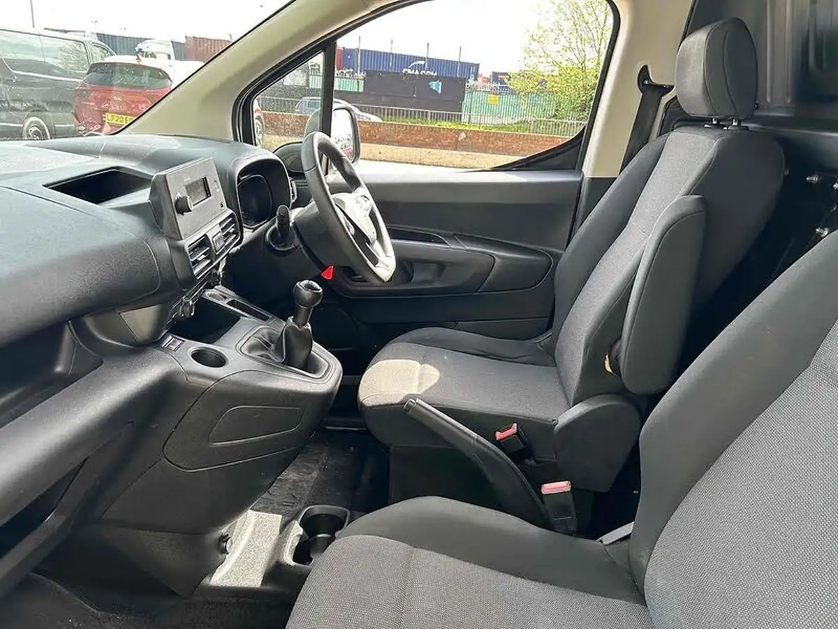 2021-vauxhall-combo-15cdti-dynamic-2300-100pseu6dt-l2h1-panel-big-12